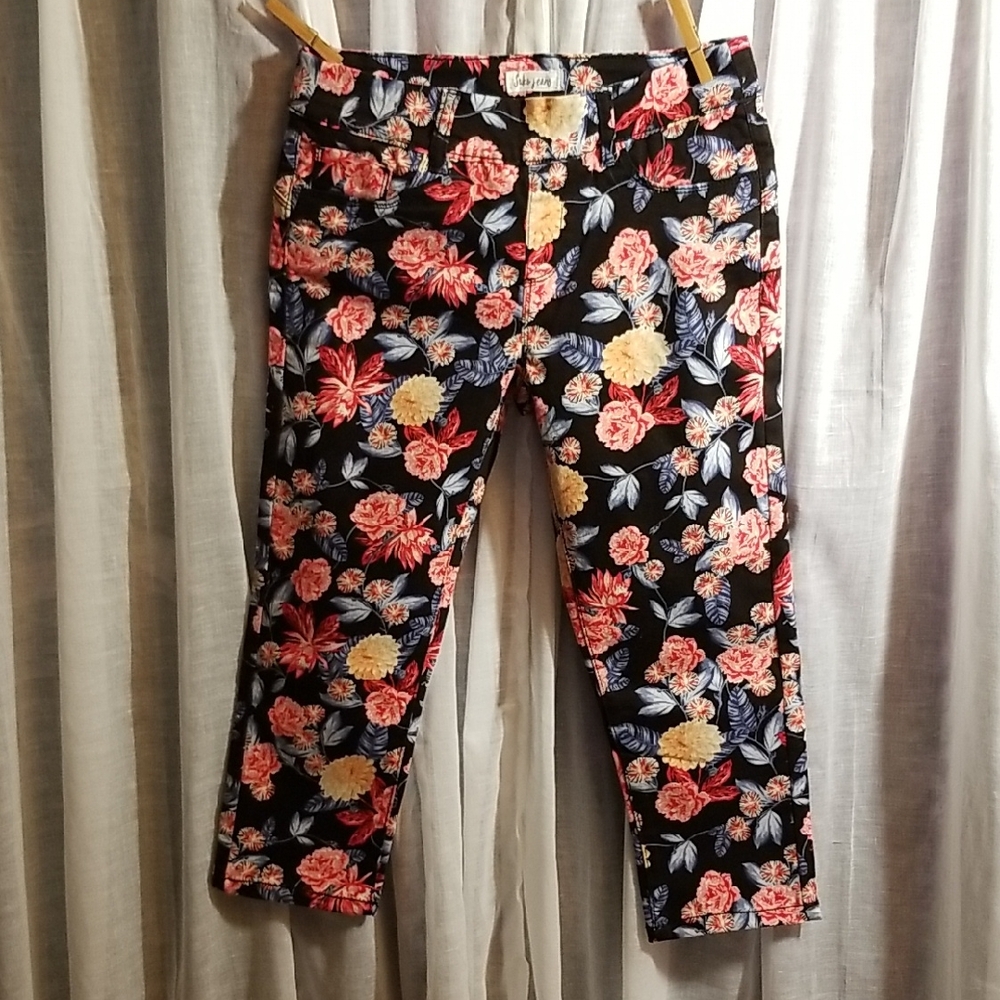 NWOT Summer Floral Print Capris